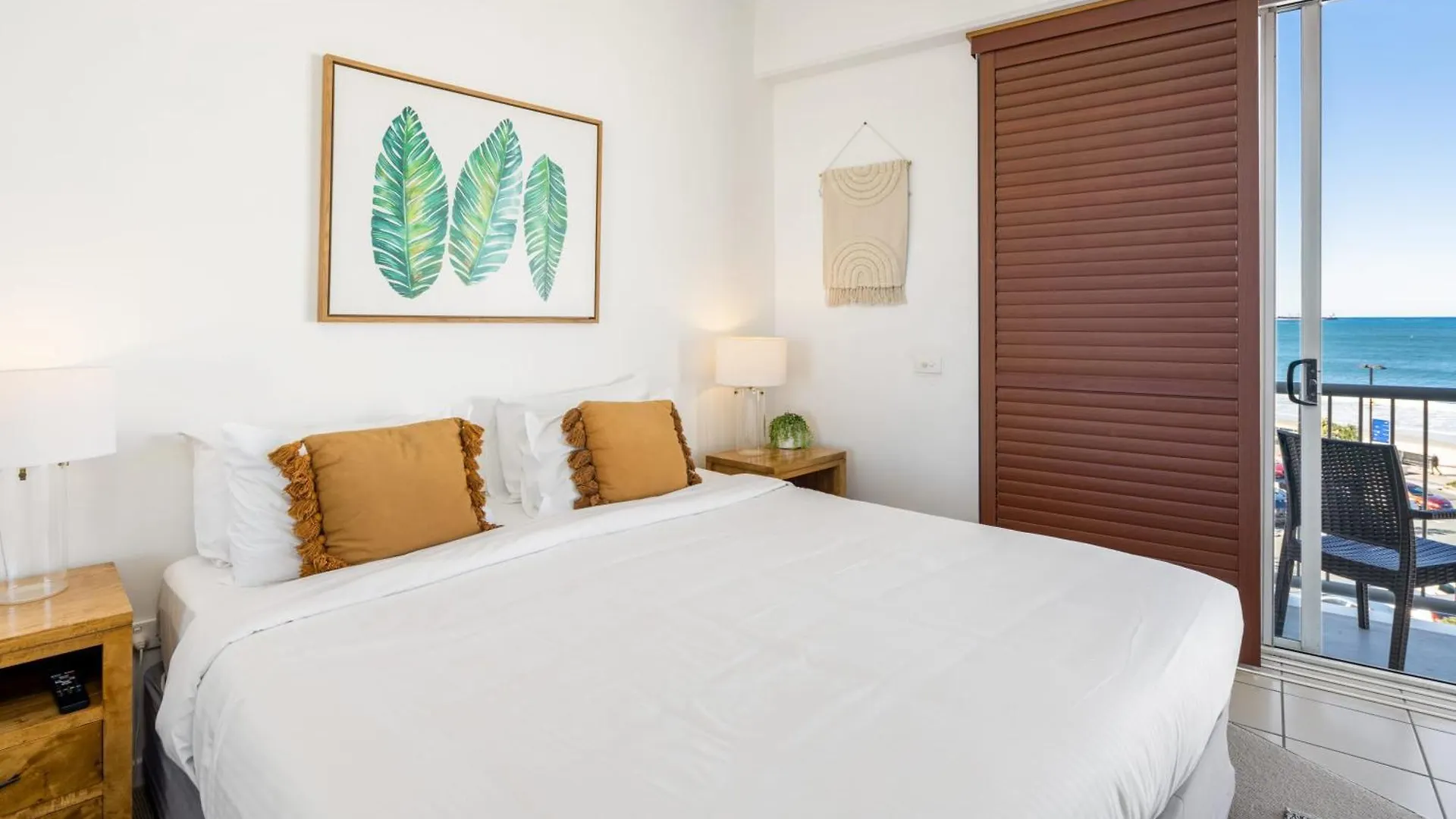 Top Floor Unit With Private Rooftop Terrace Caloundra