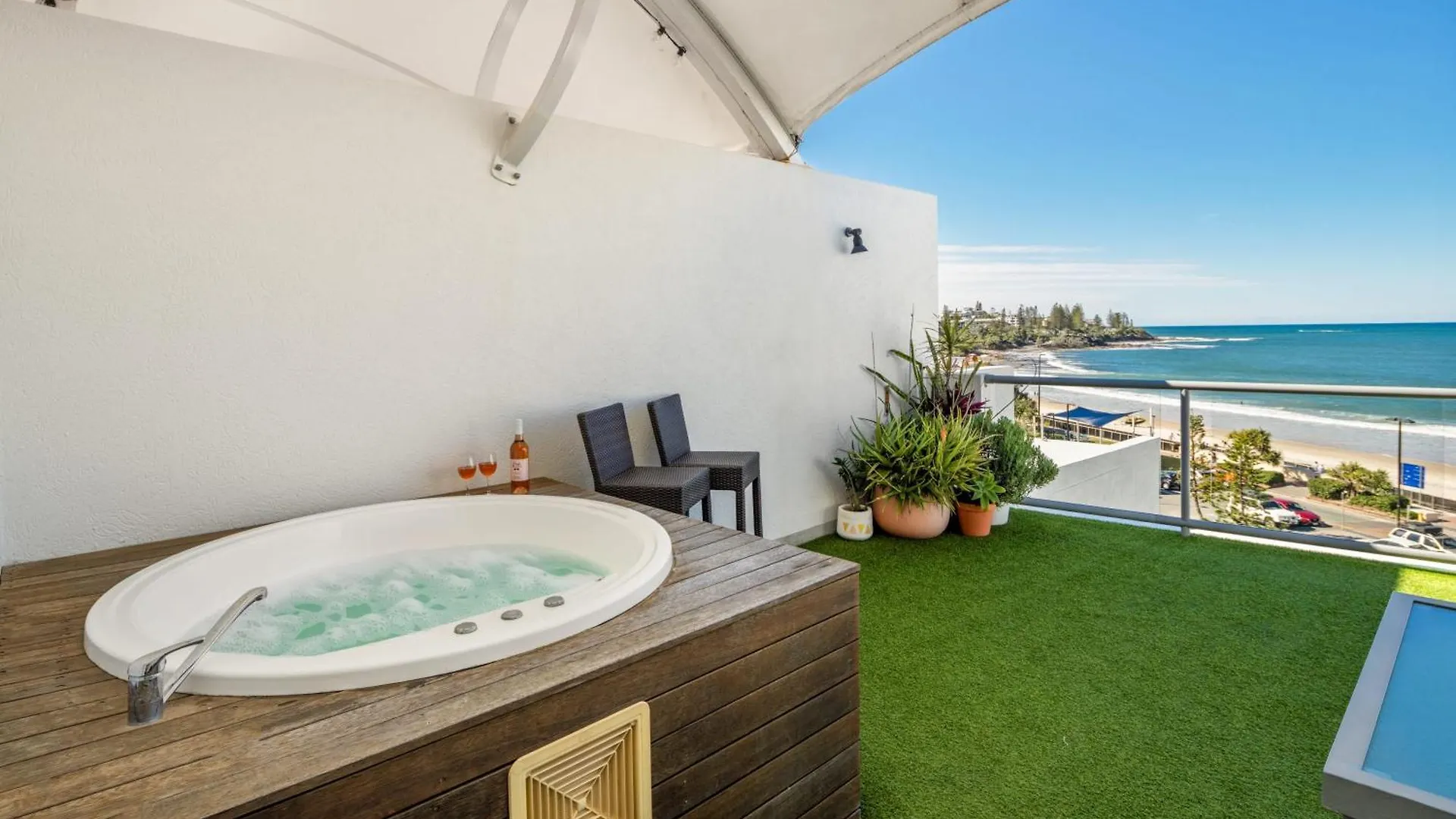 Top Floor Unit With Private Rooftop Terrace Caloundra 0*,